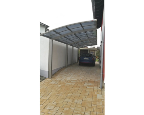 Carport für ein Auto auf einem gepflasterten Hof