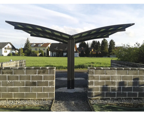 Pergola de terrasse autoportante en métal et en verre avec mur en pierre