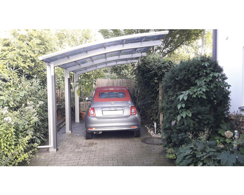 Abri de voiture avec voiture à l''extérieur