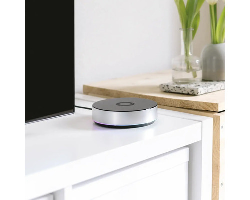 Contrôleur d''éclairage intelligent sur une table blanche