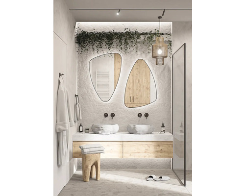 Salle de bains avec double vasque, miroirs rétroéclairés et plantes suspendues