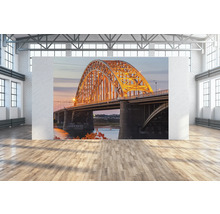 Dekoratives Wandbild mit einer beleuchteten Brücke in einem Raum.