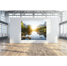 Pièce avec une photo de paysage au mur représentant un lac et des montagnes