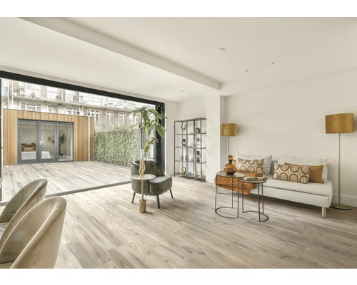 Helles Wohnzimmer mit Terrassentür, Sofa und Regalen