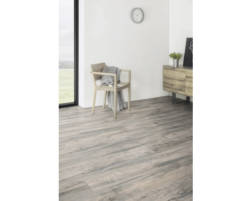 Heller Raum mit Laminatboden in Holzoptik, Stuhl und Kommode