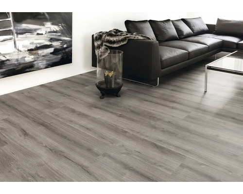 Wohnzimmer mit grauem Vinylboden in Holzoptik, Sofa und Dekoration