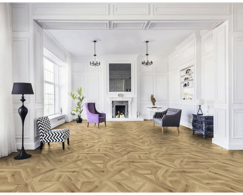 Heller Raum mit Fischgrätparkett, Sessel, Sofa und Kamin