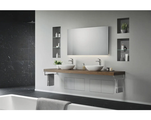 Modernes Badezimmer mit Doppelwaschtisch, Spiegel und integrierten Regalen.