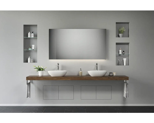 Modernes Badezimmer mit Doppelwaschbecken, großem Spiegel mit Beleuchtung und Nischenregalen.