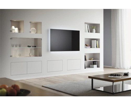 Modernes Wohnzimmer mit Einbauschränken, Regalen und Fernsehgerät an der Wand