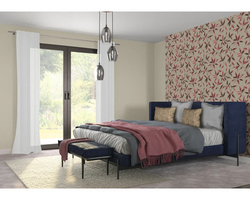 Chambre avec lit double, table de chevet et papier peint décoratif