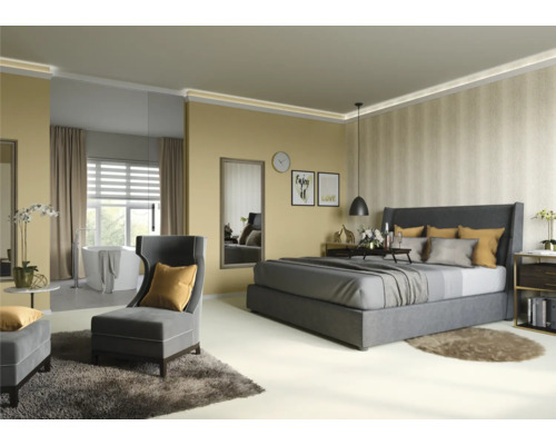 Chambre à coucher avec lit, fauteuil, miroir et baignoire