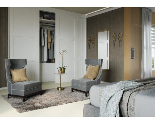 Chambre claire avec armoire, fauteuils et décoration
