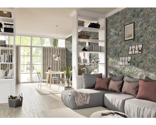 Salon lumineux avec canapé, bibliothèques et papier peint à motif de plantes