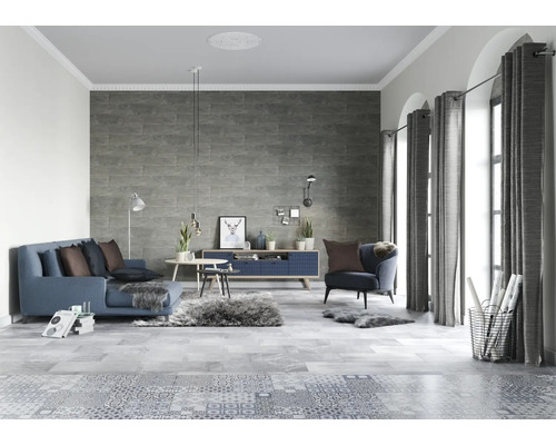 Salon avec canapé, fauteuil, commode et éléments décoratifs en gris et bleu