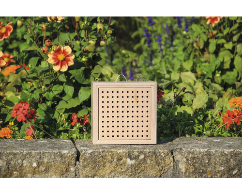 Insektenhotel aus Holz mit zahlreichen Löchern als Nistplatz