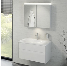 Modernes Badezimmer mit Waschtischunterschrank, Waschbecken, Spiegelschrank mit Beleuchtung und Armatur