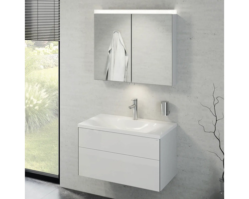 Modernes Badezimmer mit Waschtischunterschrank, Waschbecken, Spiegelschrank mit Beleuchtung und Armatur