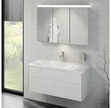 Badezimmer mit Waschbeckenunterschrank, Waschtisch, Spiegelschrank mit Beleuchtung und Armatur
