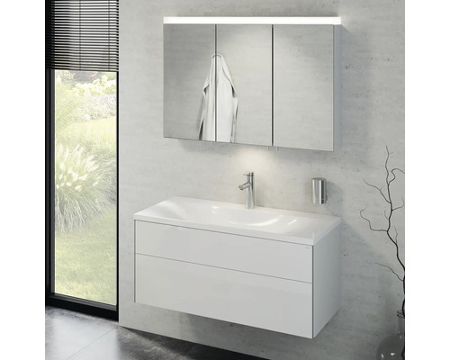 Salle de bains avec meuble sous-vasque, vasque, armoire de toilette avec éclairage et robinet