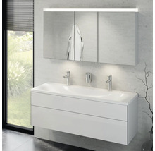 Badezimmer mit Doppelwaschtisch, Spiegelschrank und Handtuch