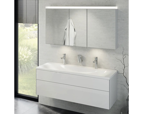 Badezimmer mit Doppelwaschtisch, Spiegelschrank und Handtuch