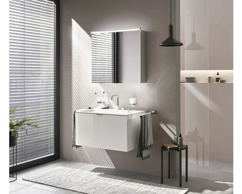 Modernes Badezimmer mit Waschtisch, Spiegelschrank und stilvoller Beleuchtung