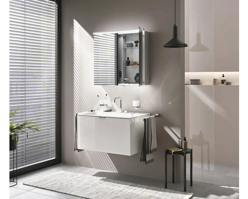 Modernes Badezimmer mit Waschtisch, Spiegelschrank und Fensterjalousie
