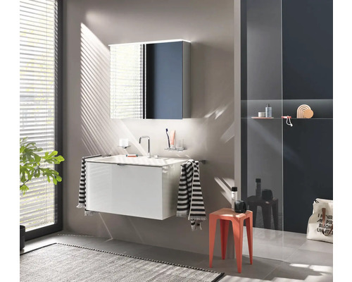 Modernes Badezimmer mit Waschbeckenunterschrank, Spiegelschrank und Dusche