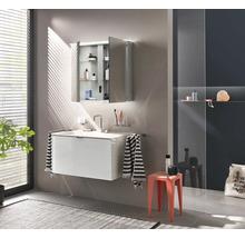 Modernes Badezimmer mit Waschbecken, Spiegelschrank und Hocker