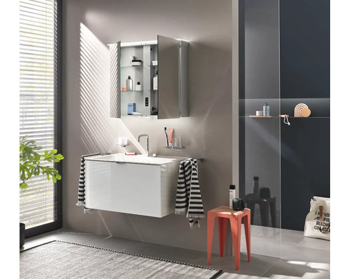 Modernes Badezimmer mit Waschbecken, Spiegelschrank und Hocker