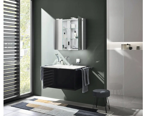 Modernes Badezimmer mit Waschtisch, Spiegelschrank und Hocker