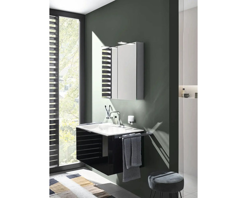 Modernes Badezimmer mit Waschtisch, Spiegelschrank und Handtüchern