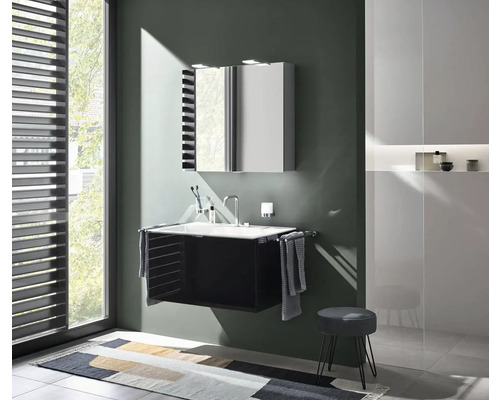 Modernes Badezimmer mit Waschtisch, Spiegelschrank, Hocker und Teppich