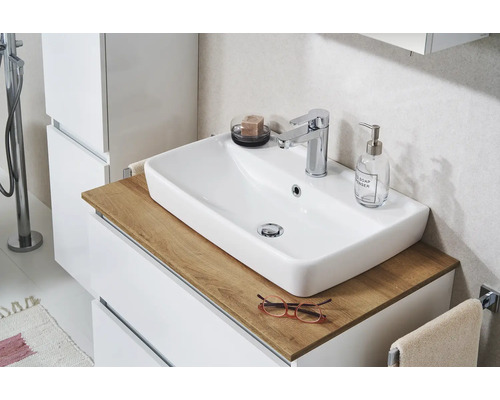 Lavabo de salle de bain avec robinet sur meuble bas en bois