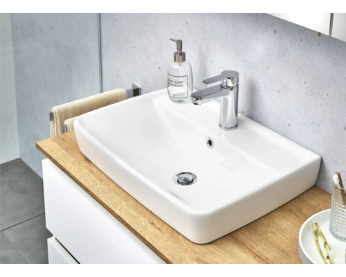 Image d''une salle de bains moderne avec un lavabo à poser rectangulaire en céramique, un robinet et un distributeur de savon liquide