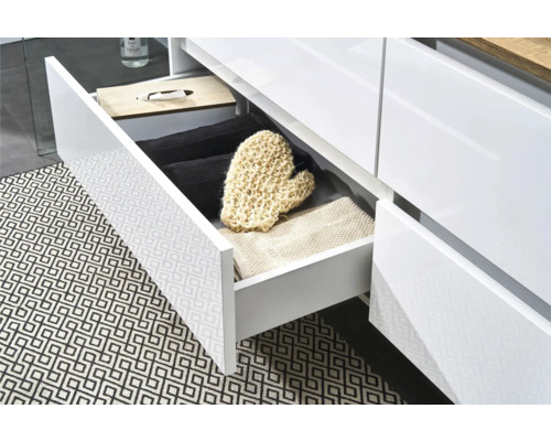 Tiroir ouvert d''un meuble de salle de bains avec des textiles