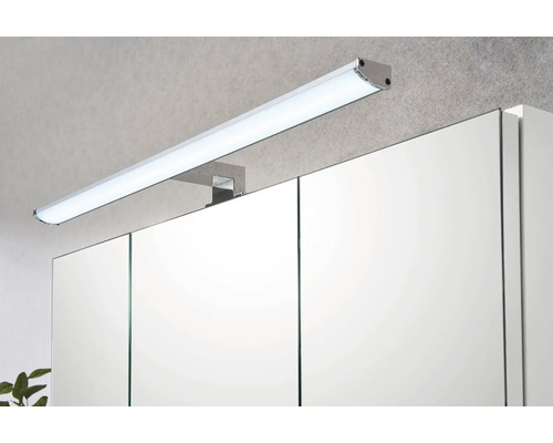 Badezimmer mit Spiegelschrank und aufgesetzter LED-Leuchte