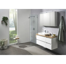 Modernes Badezimmer mit Waschbecken, Unterschrank, Spiegelschrank und Dusche