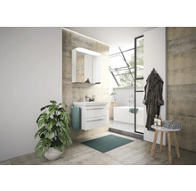 Modernes Badezimmer mit Waschtisch, Spiegelschrank und Badewanne