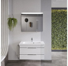 Modernes Badezimmer mit weißem Waschtischunterschrank, Spiegelschrank mit Beleuchtung und Armatur.