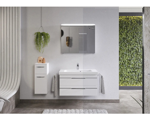 Salle de bains avec lavabo, armoire de toilette et meuble sous-lavabo