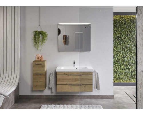 Badezimmer mit Waschtisch, Spiegelschrank und Hängeschrank in Holzoptik
