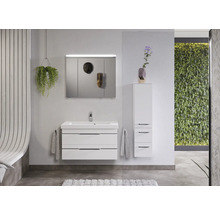 Badezimmer mit weißem Waschtischunterschrank, Spiegelschrank und Hochschrank