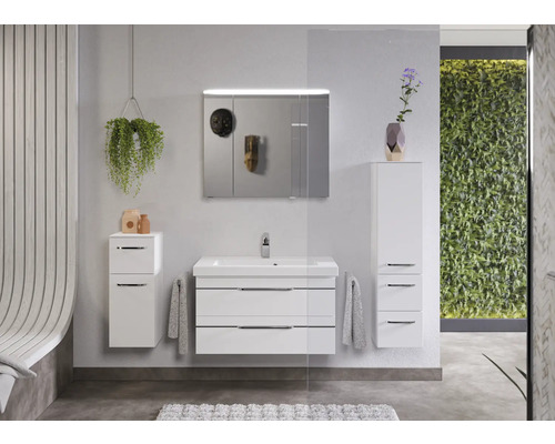 Modernes Badezimmer mit Waschtisch, Spiegelschrank, Hochschrank und Hängeschrank.