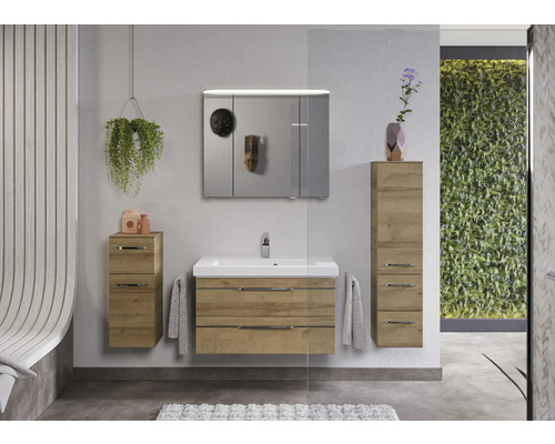 Salle de bains avec lavabo, armoire de toilette et armoires hautes aspect bois