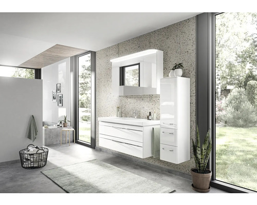 Salle de bains moderne avec meuble-lavabo, armoire de toilette et armoire haute blancs devant une grande fenêtre