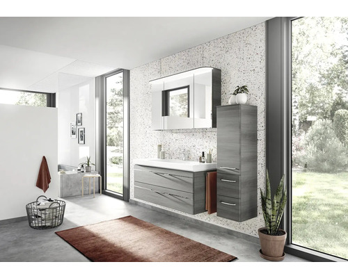 Salle de bains moderne avec meuble-lavabo, armoire de toilette et armoire haute en aspect bois