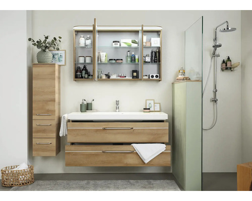 Salle de bains lumineuse avec meuble sous-lavabo, armoire de toilette et douche