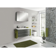 Badezimmer mit Waschtisch, Spiegelschrank und Dusche